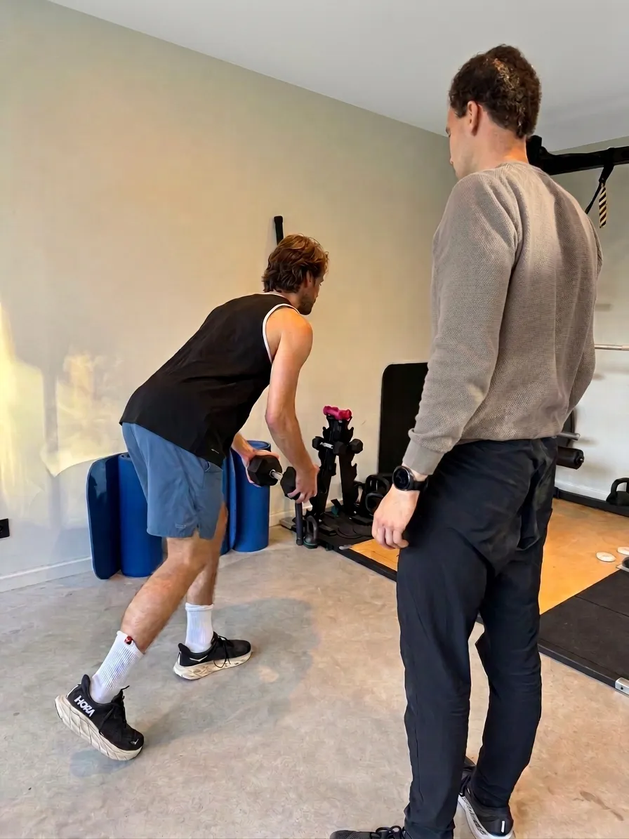 Kinesist Filip Goossens behandelt een sportblessure bij 2care.