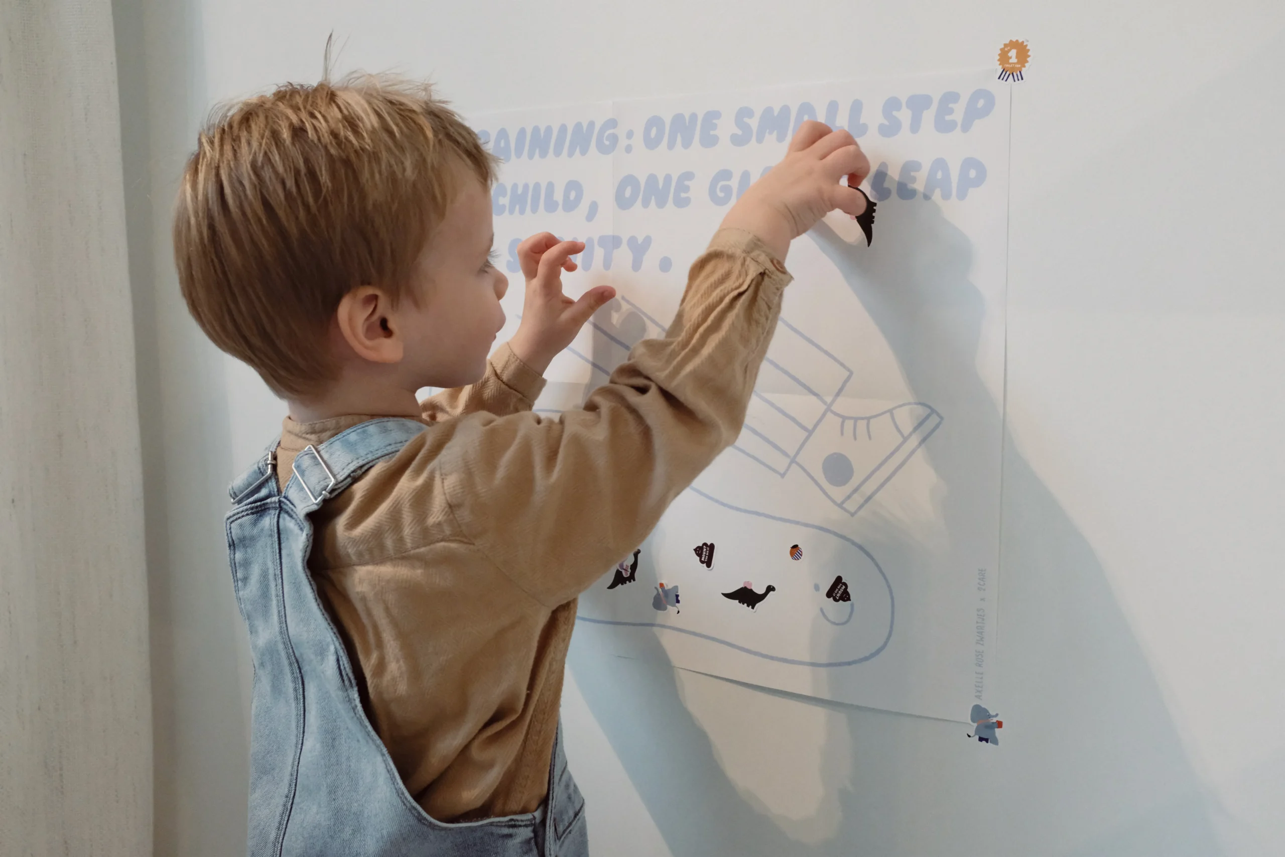 Kind wordt beloond met stickers bij zindelijkheidstraining